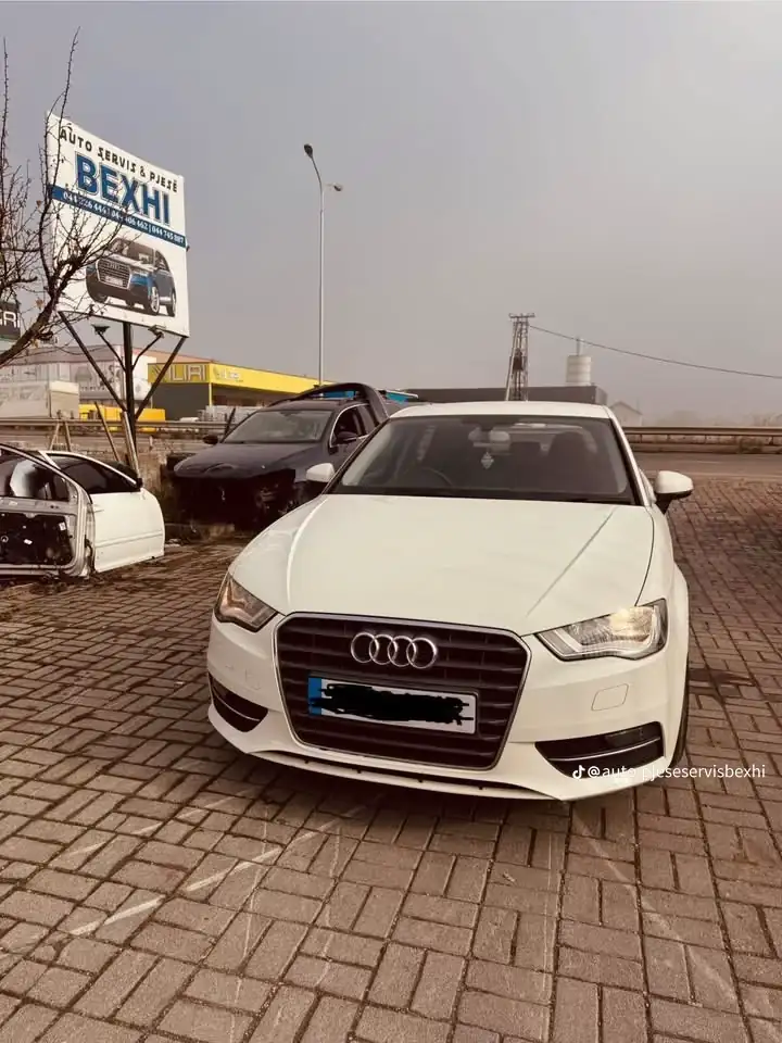 Pjesa e përparme e Audi A3 me maskë dhe fenerë