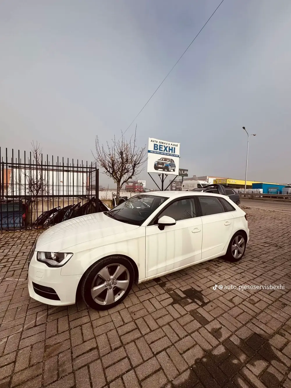 Audi A3 Sportback i bardhë, anash