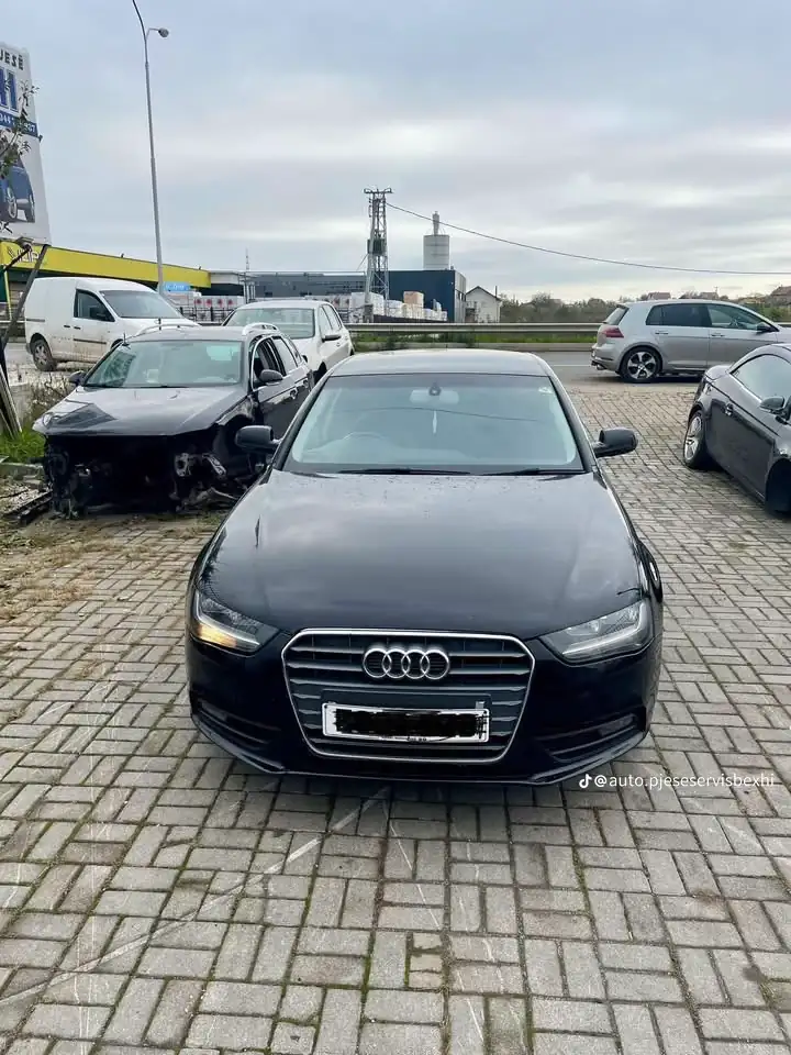 Audi A4 i zi nga përpara